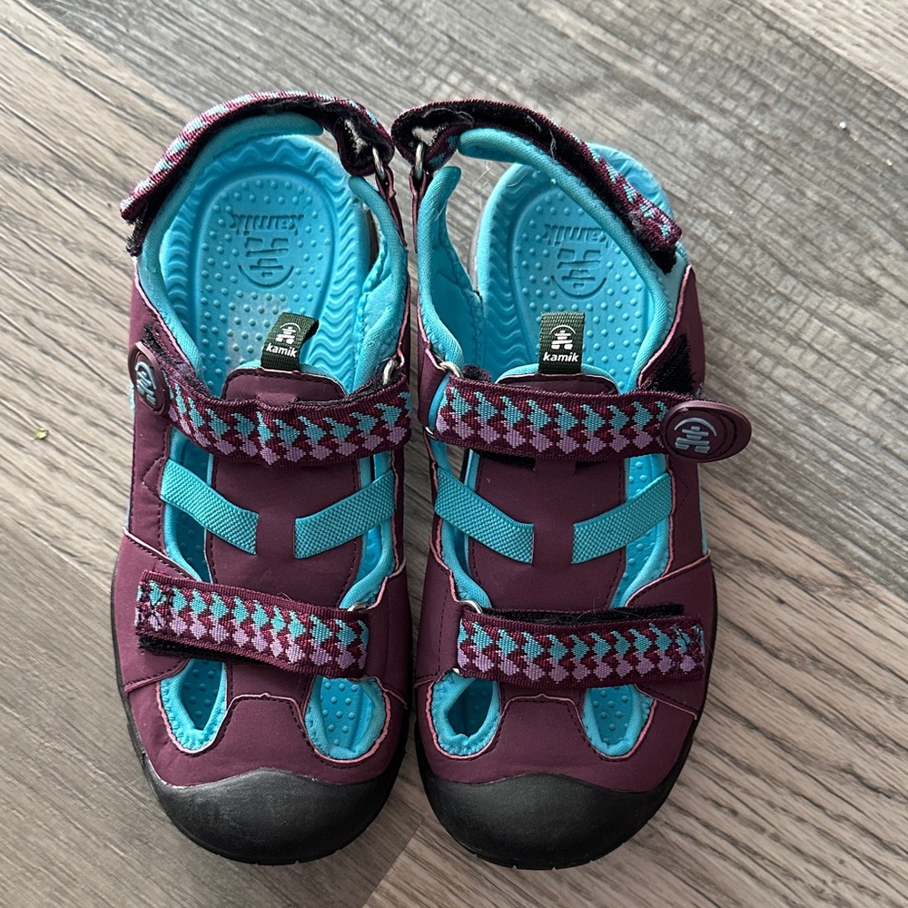 Kamik coral reef Burgundy and Aqua Outdoor Sandals kids size 4
